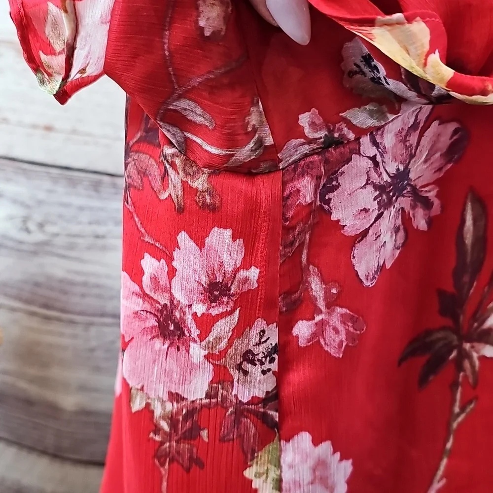 VINCE CAMUTO RED FLORAL LINED TIERED FLUTTER SLEEVE PULLOVER BLOUSE - Picture 4 of 13